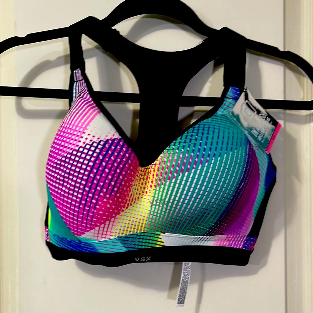 Victoria’s Secret sports bra, 32 DDD